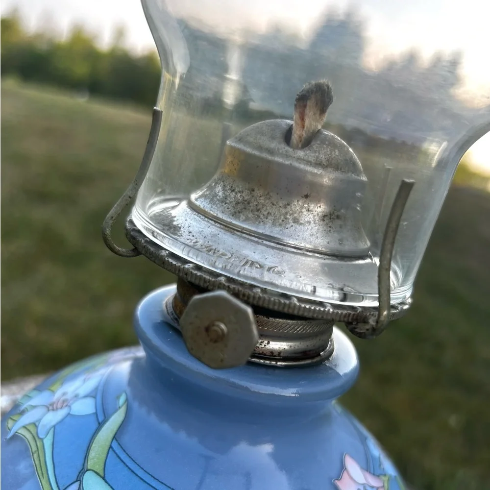Vintage 1980 Kaadan Limited Blue Day Lily Flower Oil Parafin Lamp w/ Glass Globe